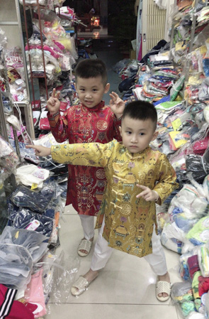 Các bé trai nhí nhảnh tạo dáng sau khi được bố mẹ đưa đi thử áo dài diện Tết tại shop thời trang baby Phương Uyên (TP. Vũng Tàu).