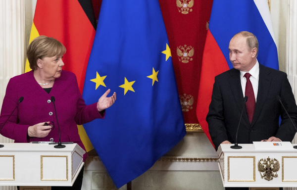 Tổng thống Nga Vladimir Putin (phải) và Thủ tướng Đức Angela Merkel (trái)  tại cuộc họp báo chung. 