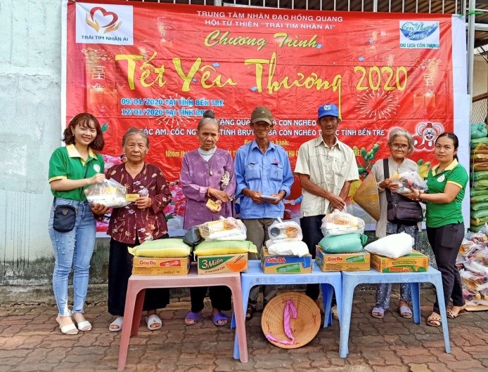 Các tình nguyện viên của Hội từ thiện “Trái tim nhân ái” tặng quà người già neo đơn, người nghèo neo đơn, người khuyết trên địa bàn TP. Vũng Tàu.