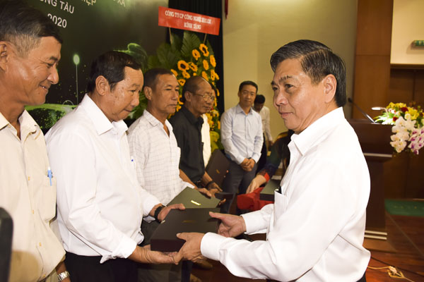 Ông Lê Tuấn Quốc, Phó Chủ tịch UBND tỉnh trao tặng máy tính bảng cho các HTX nông nghiệp tiêu biểu của tỉnh.