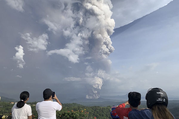  Núi lửa Taal nhả khói và phun tro bụi ngày 12/1/2020. (Nguồn: AFP)