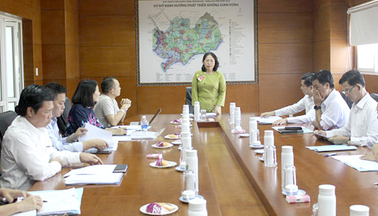 Bà Nguyễn Thị Yến, Phó Bí thư Thường trực Tỉnh ủy phát biểu chỉ đạo tại cuộc họp.