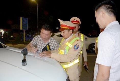 Cảnh sát giao thông xử lý người điều khiển phương tiện vi phạm nồng độ cồn.