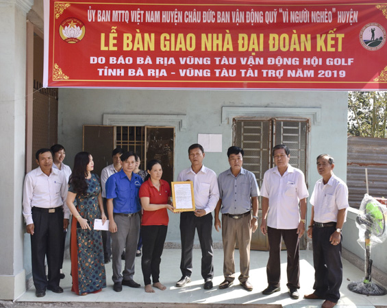 Đại diện Báo BR-VT, lãnh đạo xã Quảng Thành, các nhà tài trợ trao Quyết định bàn giao nhà cho bà Nguyễn Thị Thuỷ.  HD