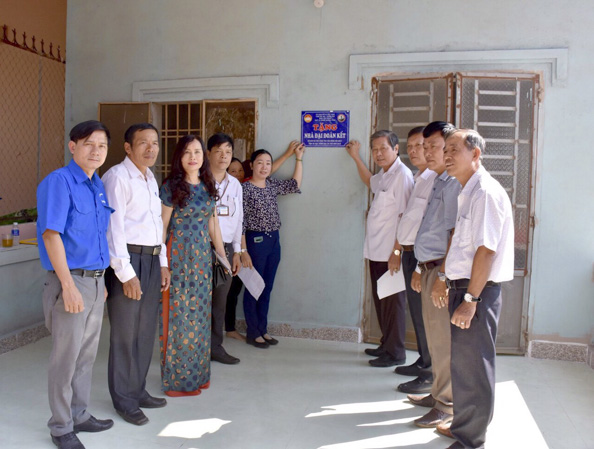 Lãnh đạo Báo BR-VT và Đại diện UBMTQVN huyện Châu Đức mở bảng nhà đại đoàn kết cho gia đình bà Nguyễn Thị Thuỷ. 