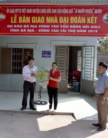 Đại diện xã Quảng Thành trao quà cho gia đình bà Thuỷ. 