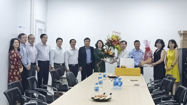 Đoàn do bà Nguyễn Thị Yến, Phó Bí thư Thường trực Tỉnh ủy dẫn đầu thăm, tặng quà lãn đạo, nhân viên Tổ hợp hóa dầu miền Nam - Công ty TNHH hóa dầu Long Sơn.