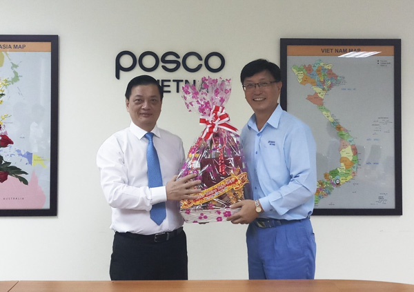 Ông Nguyễn Thành Long, Phó Chủ tịch UBND tỉnh tặng hoa chúc tết lãnh đạo Công ty Công ty TNHH Posco Việt Nam.