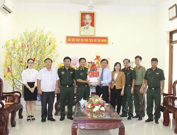 Ông Dương Minh Tuấn, Phó Trưởng Đoàn ĐBQH tỉnh tặng quà Hải đoàn 18 Biên phòng. Ảnh: HOÀNG HƯỜNG