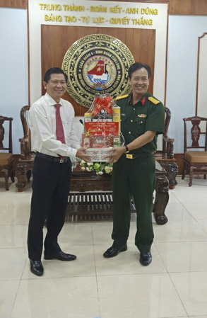 Ông Trần Văn Tuấn, Phó Chủ tịch UBND tỉnh tặng quà Bộ Tư lệnh Quân đoàn 4. Ảnh: QUANG VINH