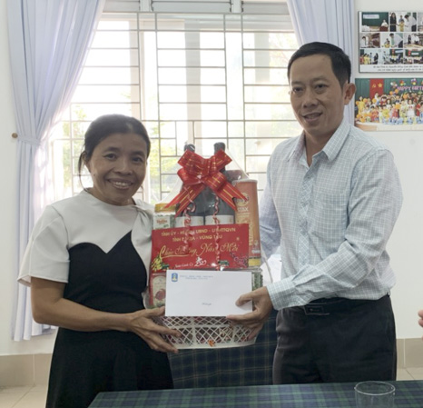 Trần Văn Mảng, Phó Chủ tịch Hội Nông dân tỉnh thăm, tặng quà Trung tâm Bảo trợ trẻ em Vũng Tàu. Ảnh: HUYỀN TRANG