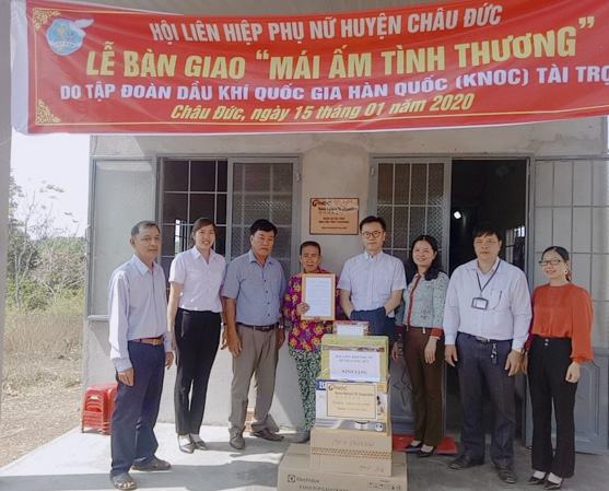 Đơn vị tài trợ và ban ngành đoàn thể địa phương trao quà cho gia đình chị Hoàng Thị Thu (ấp Đạt Thành, xã Quảng Thành).