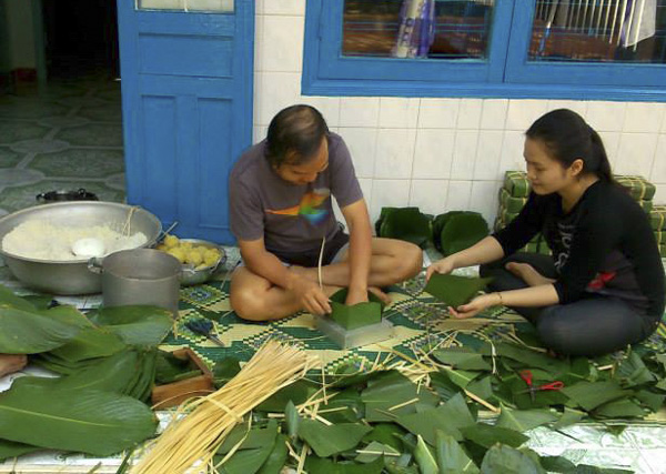 Vào dịp 28 tháng Chạp hàng năm, gia đình ông Nguyễn Hồng Việt lại quây quần gói bánh chưng.
