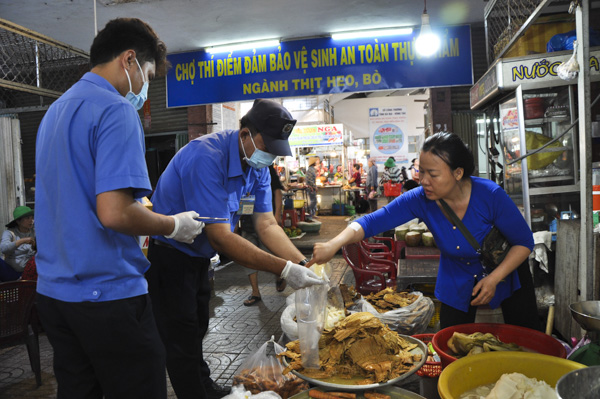 BQL chợ Bà Rịa test nhanh các thực phẩm có nghi ngờ về chất lượng vệ sinh ATTP.