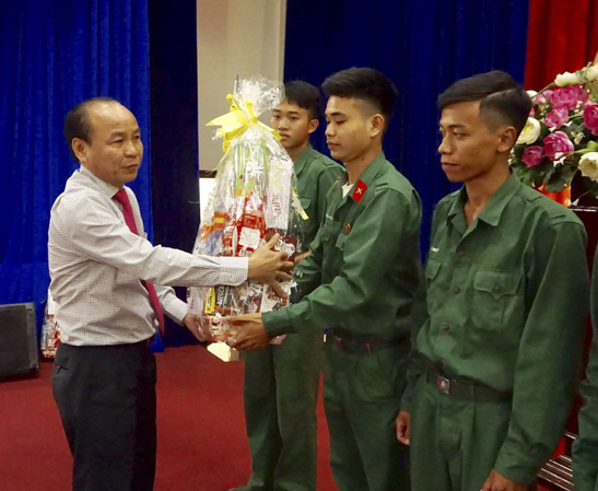 Ông Nguyễn Văn Việt, Phó Bí thư Thường trực Huyện ủy Châu Đức tặng quà và chúc mừng các quân nhân hoàn thành nghĩa vụ quân sự, trở về địa phương. 