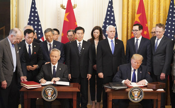 Tổng thống Mỹ Donald Trump (phải) và Phó Thủ tướng Trung Quốc Lưu Hạc tại lễ ký thỏa thuận thương mại giai đoạn 1 ở Washington DC. 
