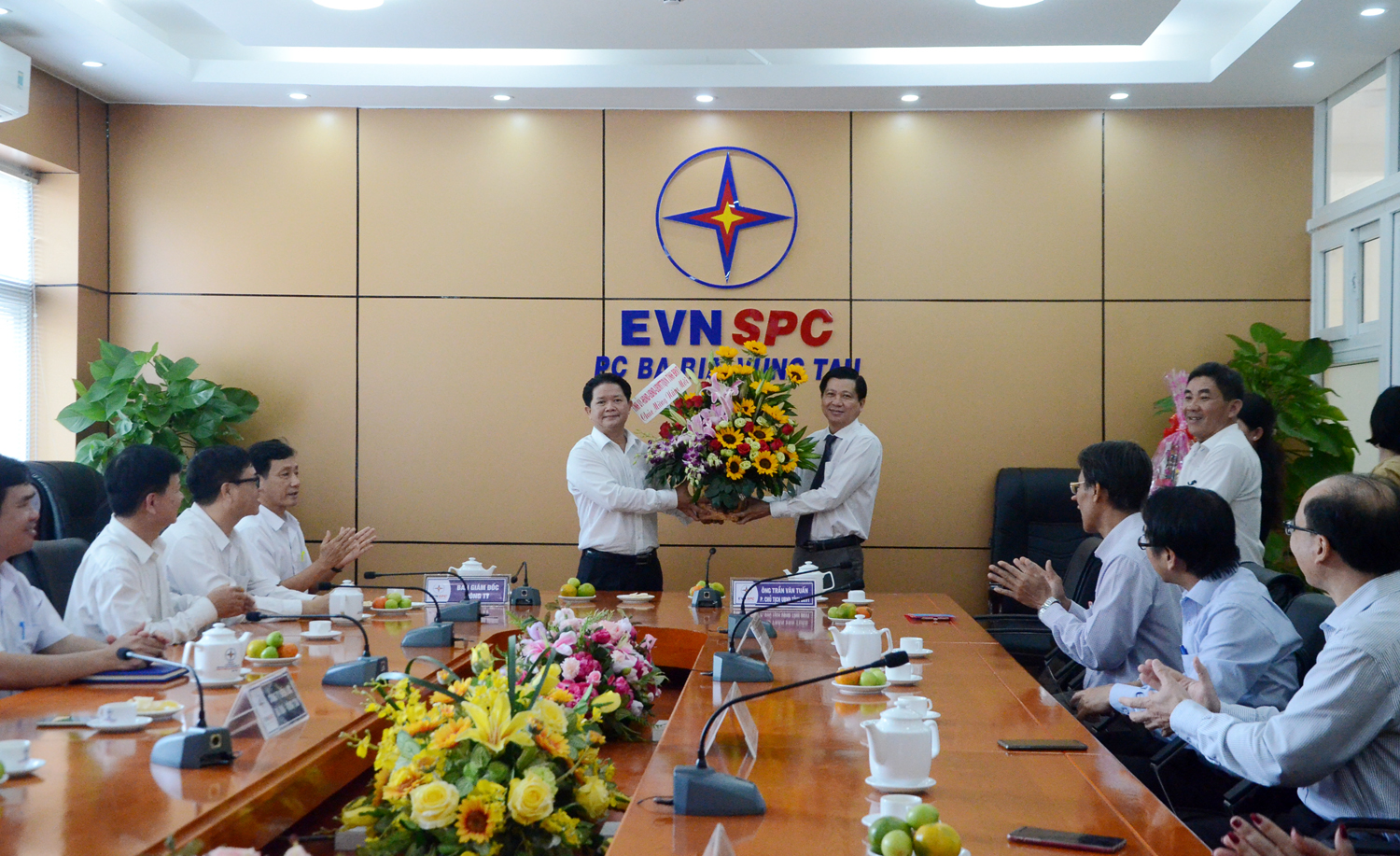 Thay mặt lãnh đạo tỉnh ông Trần Văn Tuấn, Phó Chủ tịch UBND tỉnh tặng hoa, quà chúc Tết cán bộ, nhân viên Công ty Điện lực BR-VT.