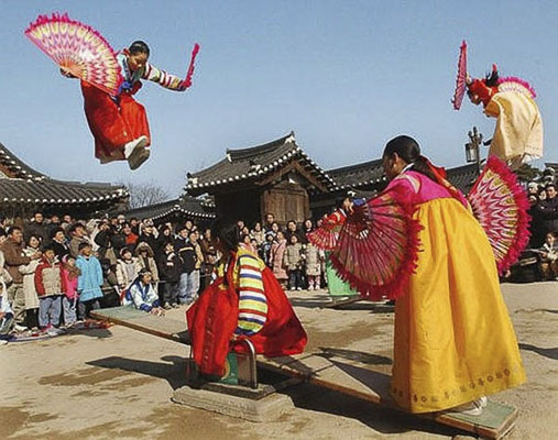 Các thiếu nữ Hàn Quốc chơi Tết.