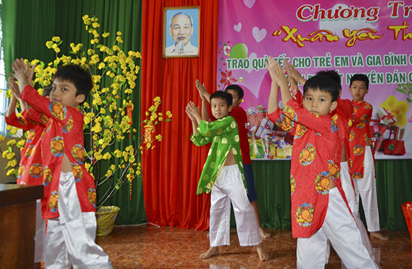 Tiết mục nhảy dân vũ do trẻ em Trung tâm Công tác xã hội biểu diễn.