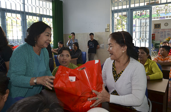 Bà Trần Thị Sáng, nhà hảo tâm đến từ TP. Hồ Chí Minh tặng quà cho người có hoàn cảnh khó khăn.
