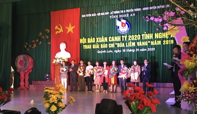 Trao thưởng cho các tác phẩm xuất sắc 