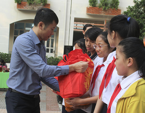 Ông Phạm Anh Trung, Giám đốc Ngân hàng SHB Chi nhánh Vũng Tàu tặng quà Tết cho HS nghèo của Trường THCS Vũng Tàu.