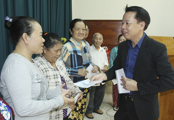 Ông Hoàng Ngọc Linh, Phó Chủ tịch Hiệp hội Du lịch tỉnh trao quà Tết cho hộ nghèo TP. Vũng Tàu.