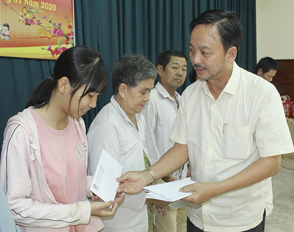 Ông Phạm Văn Triêm, Chủ tịch HĐQT Công ty CP Đầu tư và Xây dựng Tân Phước Thịnh trao quà Tết cho hộ nghèo TP. Vũng Tàu.