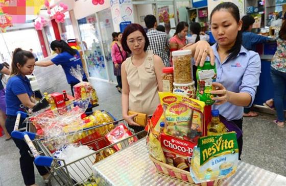 Người tiêu dùng lựa chọn quà Tết.