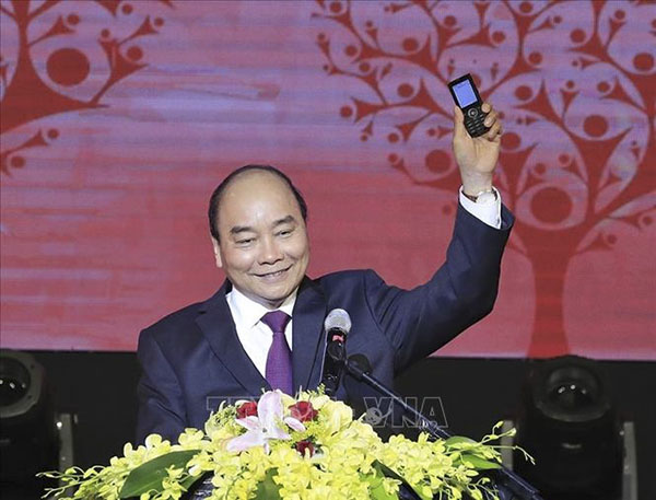 Thủ tướng Nguyễn Xuân Phúc nhắn tin ủng hộ Tết vì người nghèo và nạn nhân chất độc da cam. Ảnh: TTXVN