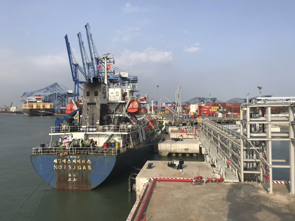 Tàu NO.7 ST GAS-GASFORM cập Cảng Hyosung Vina Chemicals.