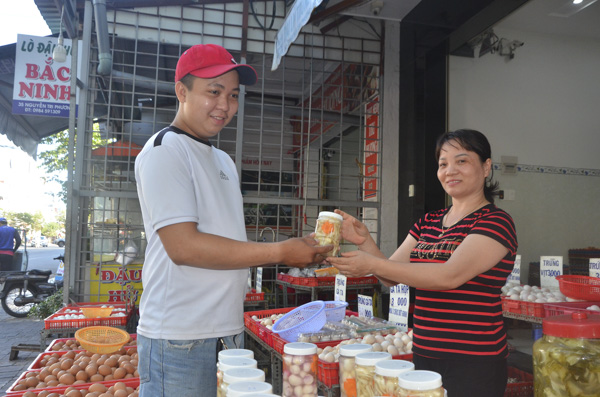 Khách chọn mua dưa kiệu muối tại cửa hàng của chị Nguyễn Thị Nguồn  (37 Nguyễn Tri Phương, TP. Vũng Tàu).