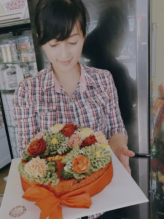 Cơ sở xôi hoa đậu Đan Phượng với một mẫu xôi hoa đậu cỡ lớn được khách đặt để cúng tất niên.