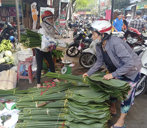 Người dân chọn mua lá dong tại chợ Rạch Dừa, TP. Vũng Tàu.