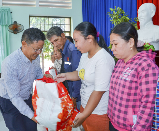 Ông Soros Khlongchoengsan, Giám đốc nhân sự Công ty TNHH Hóa dầu Long Sơn trao tặng quà Tết cho bà con nhân dân xã Long Sơn.