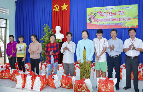 Đại diện lãnh đạo UBND xã Long Sơn và Công ty TNHH Hóa dầu Long Sơn tặng quà Tết cho bà con nhân dân có hoàn cảnh khó khăn trên địa bàn xã.