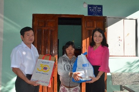 Bà Lê Thị Xuân, Phó Tổng Biên tập Báo Bà Rịa-Vũng Tàu đã đến thăm, tặng quà chị Nguyễn Ngọc Tuyền (thôn 4, xã Long Sơn).