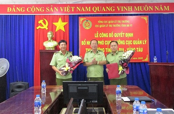 Thừa ủy quyền của Tổng cục trưởng Cục Quản lý thị trường, ông Lê Quang Hải (giữa), Cục trưởng Cục Quản lý thị trưởng tỉnh trao quyết định cho 2 tân Phó cục trưởng.