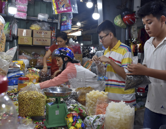 Tại chợ Vũng Tàu chiều 21/1, nhộn nhịp nhất vẫn là các quầy bán các loại bánh, mứt Tết.