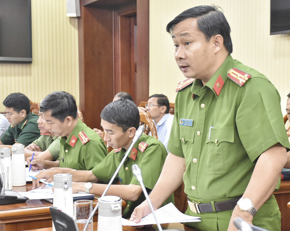 Thượng tá Trần Việt Trung, Phó trưởng Công an TP.Vũng Tàu phát biểu trong một cuộc họp về ANTT, ATGT, phòng chống tội phạm.