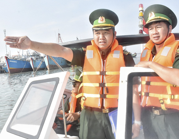Đại úy Phạm Hồng Quân (trái), Phó Đồn trưởng nghiệp vụ Đồn Biên phòng Phước Tỉnh cùng đồng đội tuần tra trên khu vực sông Cửa Lấp.