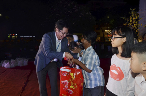 Ông Asakawa Tatsuhiko, Tổng giám đốc FamilyMart Việt Nam trao quà cho người nghèo để đón một cái Tết đầm ấp, đủ đầy.