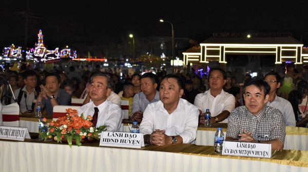 Các đại biểu tham dự buổi khai mạc Hội vui Xuân huyện Long Điền.
