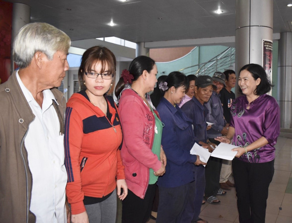 Bà Nguyễn Thị Quế Phượng, Chủ tịch LĐLĐ huyện Long Điền trao quà cho CNLĐ không có điều kiện về quê đón Tết.
