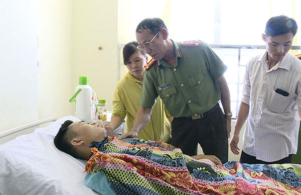 Đại tá Bùi Văn Thảo, Giám đốc Công an tỉnh thăm hỏi, động viên Trung úy Nguyễn Đắc Nghĩa tại Bệnh viện Bà Rịa.