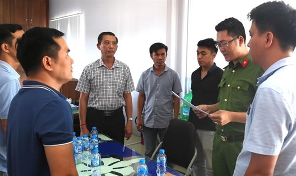 Cơ quan điều tra đọc lệnh khám xét các đối tượng trong đường dây sản xuất, tiêu thụ xăng giả