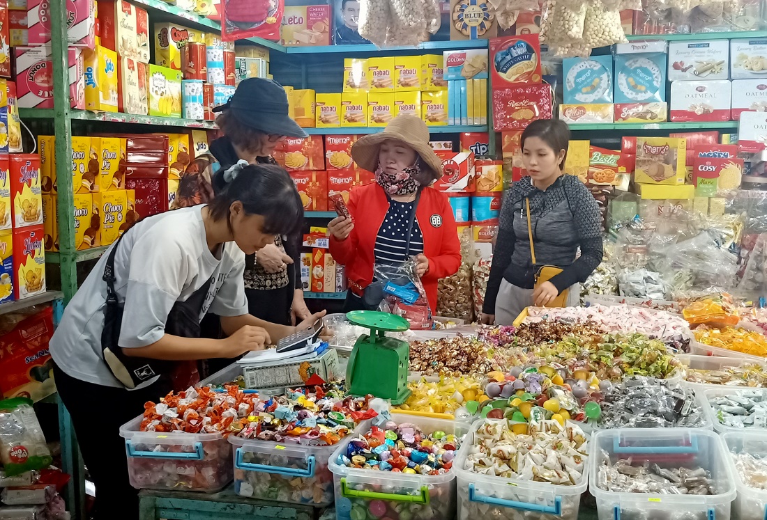 Người dân mua bánh, mứt tại chợ Bà Rịa sáng 23/1 (29 tháng Chạp).