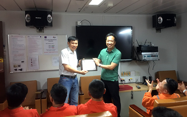 Ông Jeong In Ho (bên phải), Giám đốc Điều hành Công ty KNOC Văn phòng Việt Nam trao quà Tết đến cán bộ, kỹ sư, công nhân giàn Khai thác khí Rồng Đôi.