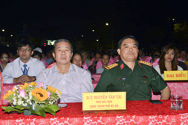Ông Phạm Phú Ý (thứ nhất từ phải qua), Ủy viên Ban Thường vụ Tỉnh ủy, Chỉ huy trưởng Bộ Chỉ huy Quân sự tỉnh tham dự chương trình.