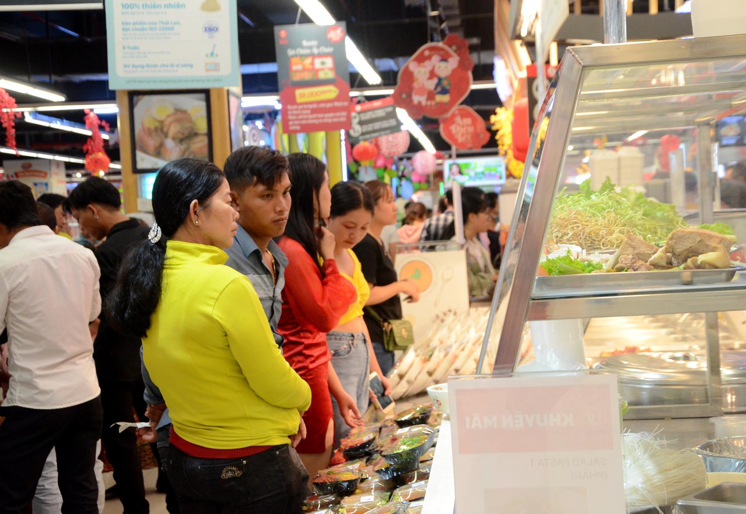 Mùng 2 Tết, người dân và du khách mua thức ăn nhanh tại Siêu thị Lotte Mart khá đông.